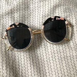 Sunglasses with floral print